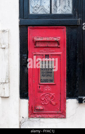 Una casella di posta sul vecchio ufficio postale a Cobham, Kent. Foto Stock