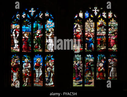 Due delle finestre di vetro macchiate in San Pietro e la chiesa di St Paul, Lavenham, Suffolk, Inghilterra. Foto Stock