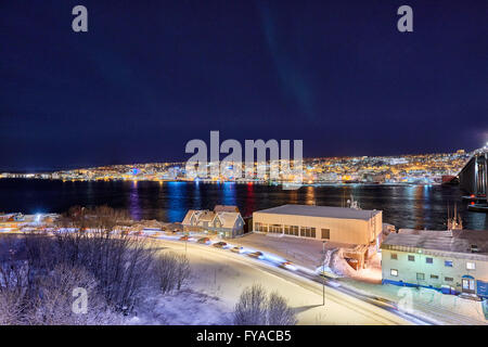 Notte vista sul porto e la città di Tromsø, Troms, Norvegia, Europa Foto Stock