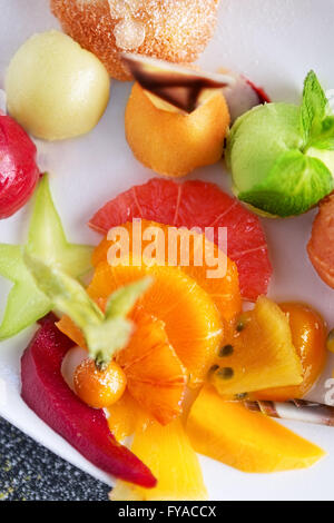 Gelato da sopra con biscotti e frutta Foto Stock