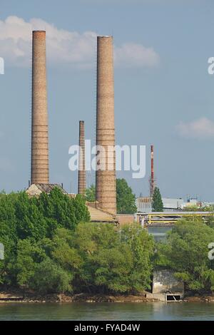 Vecchi camini industriali Foto Stock