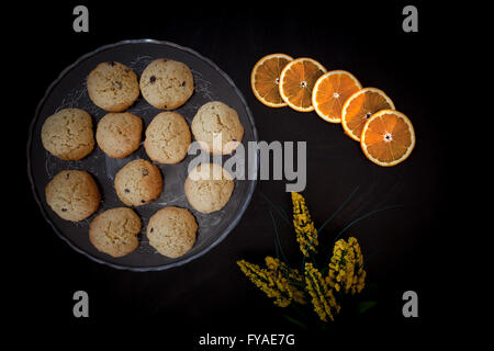 Orange biscotti con scaglie di cioccolato Foto Stock