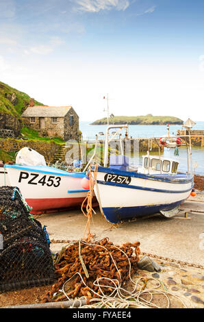 Barche da pesca in porto a Mullion Cove, Cornwall, Regno Unito Foto Stock