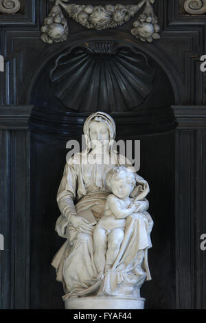 Statua in marmo bianco della Madonna col Bambino (1504) creata da Michelangelo presso la chiesa di Nostra Signora a Bruges, Belgio Foto Stock