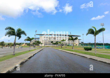 L'iconico architettura moderna Sir Vivian Richards Stadium, Antigua e Barbuda, West Indies con un cielo blu Foto Stock