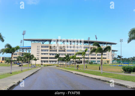 L'iconico architettura moderna Sir Vivian Richards Stadium, Antigua e Barbuda, West Indies con un cielo blu chiaro Foto Stock