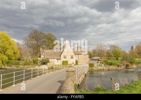 Fairford Mill e il Fiume Coln nella piccola città di Cotswold di Fairford, Gloucestershire, England, Regno Unito Foto Stock