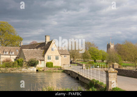 Fairford Mill e il Fiume Coln nella piccola città di Cotswold di Fairford, Gloucestershire, England, Regno Unito Foto Stock