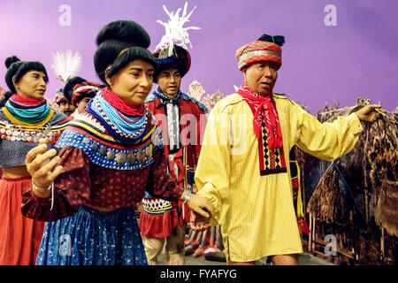 Florida Big Cypress Seminole Tribe Indian Reservation, Ah-Tah-Thi-Ki Seminole Indian Museum, Interior Inside, mostra collezione realike cera Foto Stock