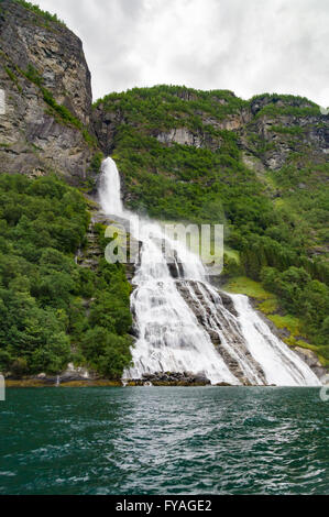 Cascata chiamato il pretendente che fluisce nel Geirangerfjord, Norvegia Foto Stock