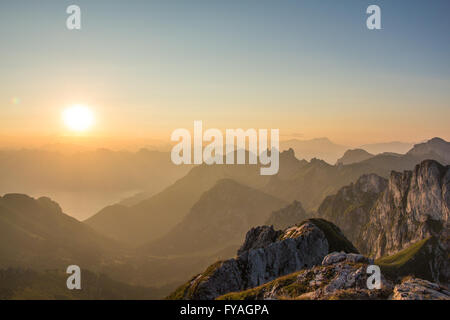 Sunrise come visto dalla cima di La Dent d'Oche (2222m) in Francia guardando verso la Svizzera Foto Stock