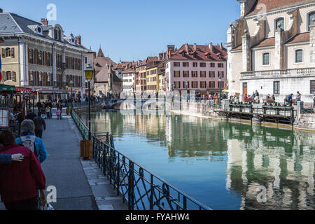 I turisti a piedi lungo la riva del fiume in Annecy città vecchia, Alta Savoia, Francia, per l'Europa. Foto Stock