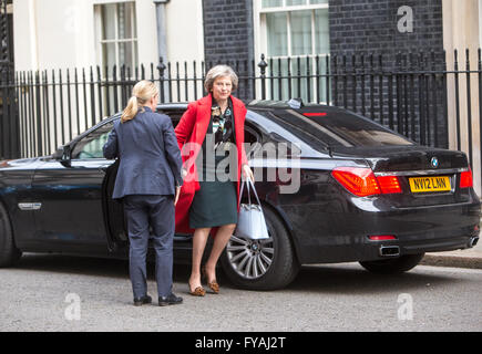 Home Secretary,Theresa Maggio,arriva a Downing Street per una riunione del gabinetto Foto Stock