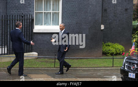 Il presidente Obama arriva al 10 di Downing Street per colloqui con il Primo Ministro David Cameron che saluta lui Foto Stock