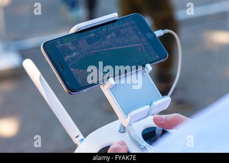 Drone telecomando con lo smartphone Foto Stock