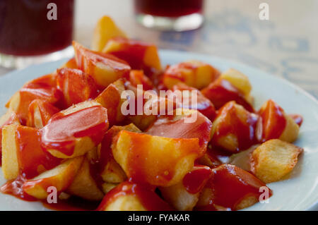 Patatas bianche che serve, chiudere la vista. Madrid, Spagna. Foto Stock