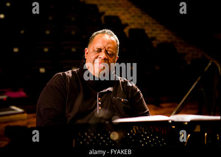 L'inglese jazz pianist Julian Giuseppe durante i controlli audio al Turner Sims Concert Hall, Southampton, Inghilterra. Foto Stock