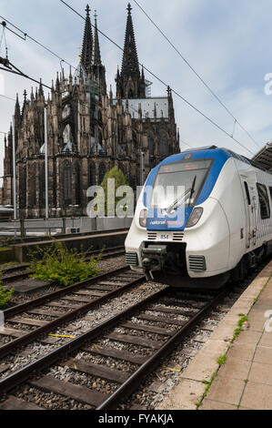 La National Express Treno in partenza Colonia Stazione sul RE7 service di Rheine, NRW, Germania. Foto Stock