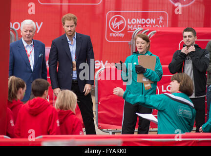 Il centro commerciale di Londra, Regno Unito. 24 Aprile, 2016. 2016 Virgin London Marathon. Il principe Harry assiste il vincitore cerimonia per junior racers. Foto Stock