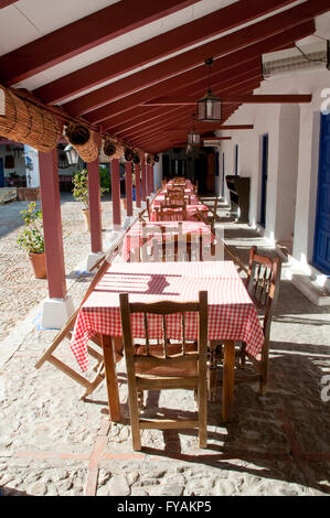 Impostare le tabelle nel tipico cortile, Venta del Quijote. Puerto Lápice, Ciudad Real Provincia, Castilla La Mancha, in Spagna. Foto Stock