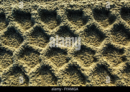 Tracce di pneumatici di sabbia sul terreno Foto Stock