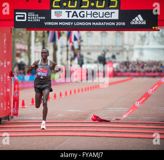 Eliud Kipchoge del Kenya vince il 2016 denaro Virgin London Marathon in 02:03:05, rompendo il suo precedente record di Londra. Foto Stock