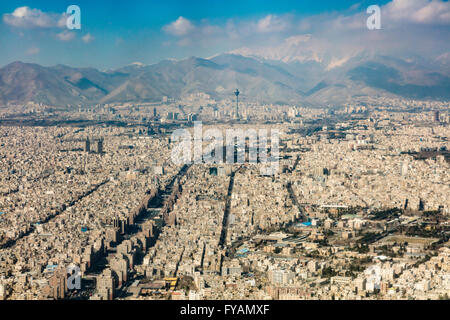 Vista aerea del calcestruzzo proliferazione di Tehran, Iran con le vette delle montagne Alborz in background Foto Stock