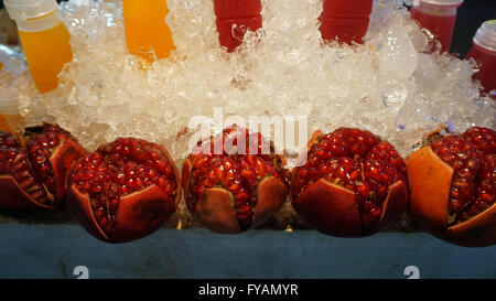 Asian street food con bevande fresche Foto Stock