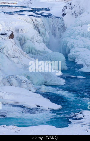 Gullfoss cascata nella neve in inverno si trova nel canyon del fiume Hvítá, Haukadalur, southwest Islanda Foto Stock