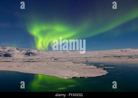 Luci del Nord / Aurora boreale, meteo fenomeno mostra luce display sopra la laguna Joekulsarlon in inverno, Islanda Foto Stock
