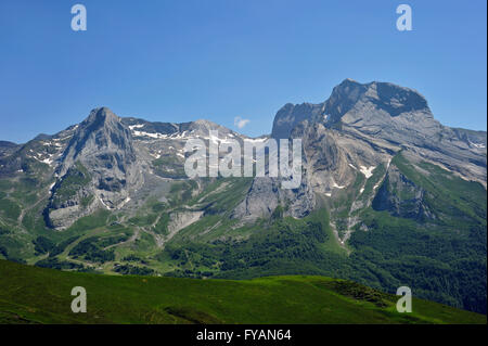 Vista sopra il Cirque de Gourette e il Massif du Ger visto dal Col d'Aubisque nei Pirenei, Francia Foto Stock