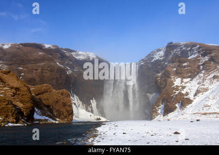 Skogafoss, 63 m alta cascata situata sul fiume Skógá in inverno, Skógar, Islanda Foto Stock