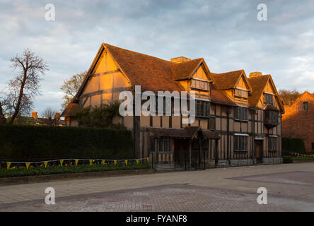 Luogo di nascita di Shakespeare catturati da sole di setting a Stratford-upon-Avon, Regno Unito, il giorno del quattrocentesimo anniversario della sua morte Foto Stock