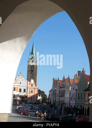 Benvenuti in Repubblica ceca - Telc. La torre gotica e case a schiera sono visualizzati tramite arco rinascimentale. Patrimonio mondiale dell UNESCO Foto Stock