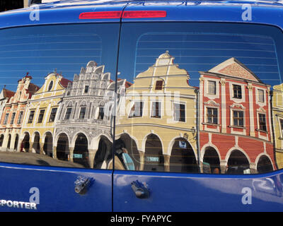 Repubblica ceca, Telc. Villette a schiera in stile barocco con arco rinascimentale sono visualizzati in una riflessione a posteriori la finestra auto. Patrimonio mondiale Foto Stock