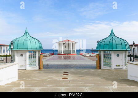 Piazza della spa resort in Binz con padiglione e panche Foto Stock