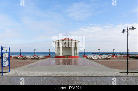 Piazza della spa resort in Binz con padiglione e panche Foto Stock