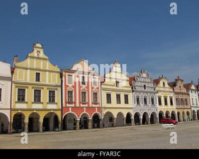 Telc, Repubblica Ceca, villette a schiera in stile barocco con arco rinascimentale, Patrimonio Mondiale dell UNESCO Foto Stock