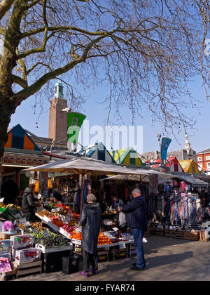 Gli amanti dello shopping a frutta e verdura in stallo il mercato di Norwich in Norfolk Foto Stock