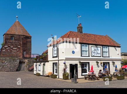 Il Nord-ovest la Torre e la Città Vecchia a parete, con il White Swan Public House, Great Yarmouth, Norfolk, Inghilterra Foto Stock