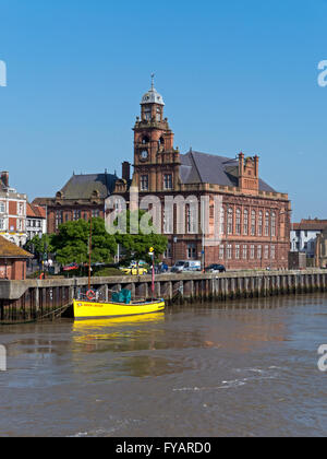 Il fiume y vengono Riverfront e il Municipio, Great Yarmouth, Norfolk, Inghilterra Foto Stock