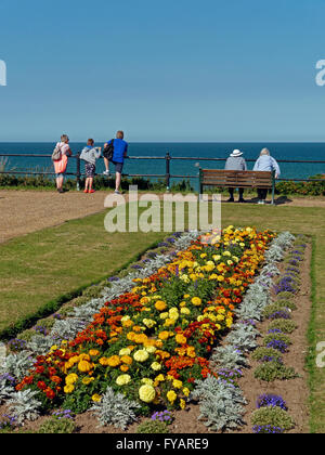 Il Cliff Top Garden con persone ammirando la vista sul mare al Village Resort di Mundesley in Norfolk, Inghilterra Foto Stock