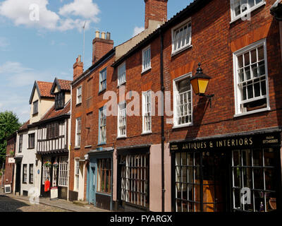 La strada medievale di Elm Hill a Norwich, Norfolk, Inghilterra Foto Stock