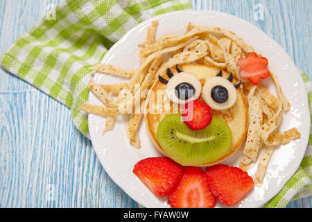 Divertente faccia pancake con frutta e bacche Foto Stock