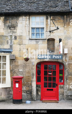 Coffee shop e un ufficio postale nel Gloucestershire villaggio di Fairford, Inghilterra, Regno Unito. Foto Stock