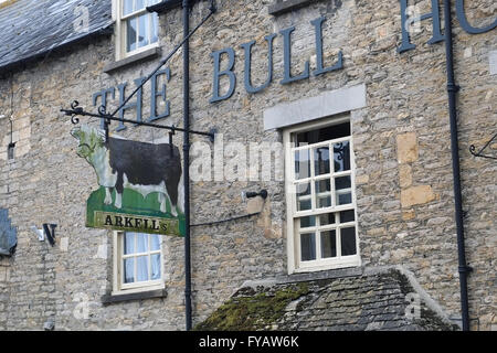 Il Bull Hotel si trova nel pittoresco villaggio di Fairford, Gloucestershire, Inghilterra, Regno Unito. Foto Stock