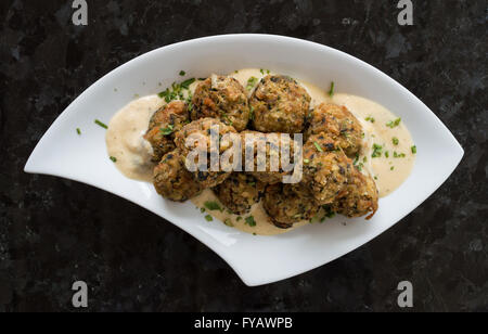 Croccante di cozze fritte polpettine di carne con verdure e salsa Foto Stock
