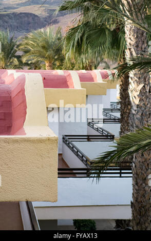 Una fila di case bianche con balconi in creta. Foto Stock