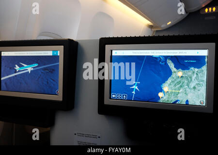 Un volo in aeroplano posizione mappa che mostra la posizione degli aeromobili al di sopra di Bermuda in una KLM Boeing aereo Foto Stock