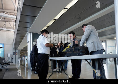 I viaggiatori possono essere controllati nel punto di controllo di sicurezza prima di entrare in volo gate di partenza presso La Aurora dall'Aeroporto Internazionale di Città del Guatemala in Guatemala America centrale Foto Stock